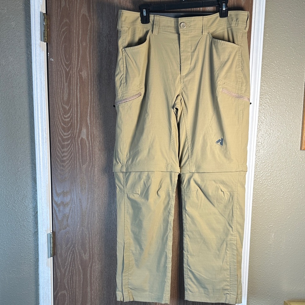 Eddie Bauer Men's Cargo Pants in Tan